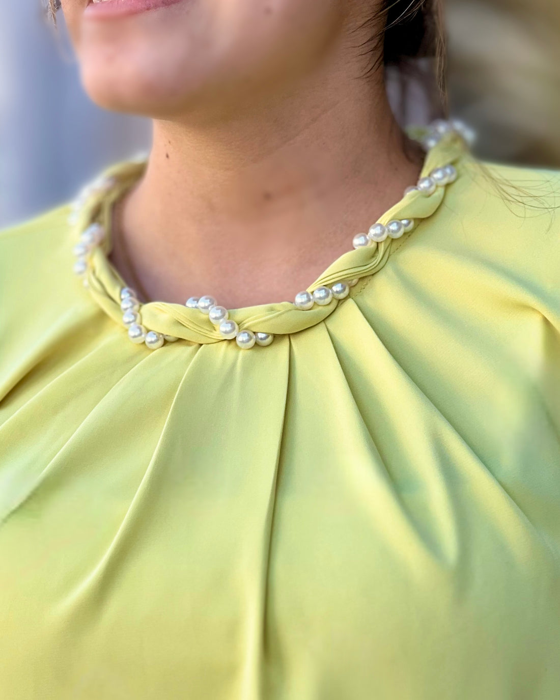 Blusa lima manga corta con perlas en el cuello
